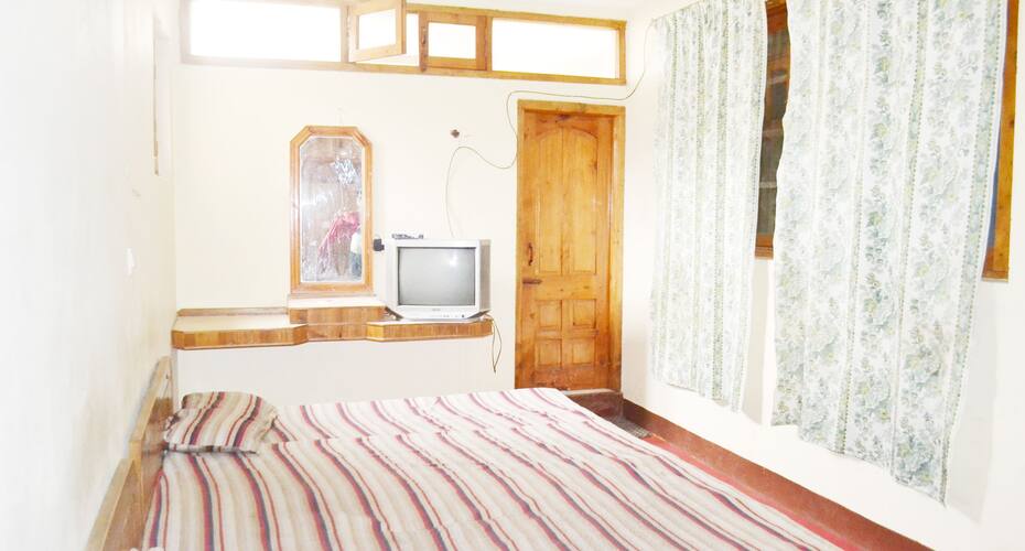 Kashmir Khalsa Hotel, Srinagar 5